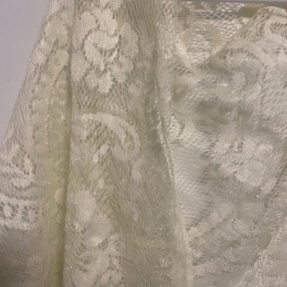 LACE TRIANGULAR FRINGED SHAWL - Picture 3 of 3